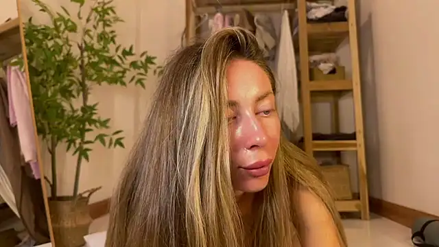 Snapshot of ___art chatting on October 28, 2:31 pm art online show from October 28, 2:31 pm