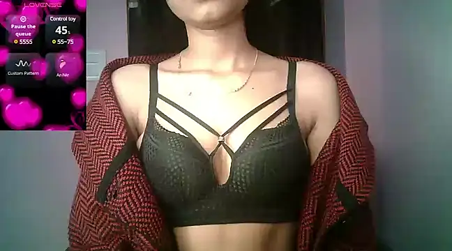 Snapshot of Aaisha_urs chatting on January 7, 6:27 am Aaisha urs online show from January 7, 6:27 am