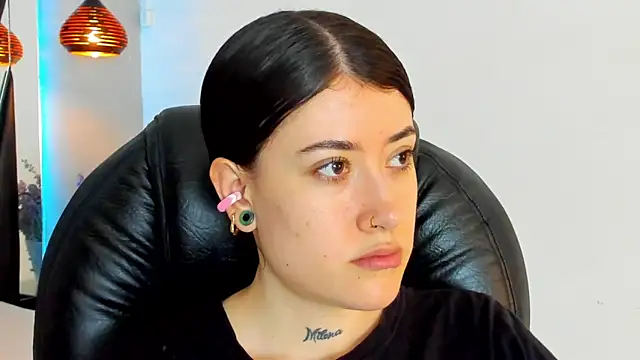 Snapshot of melody_suarez chatting on December 6, 7:45 pm melody suarez online show from December 6, 7:45 pm