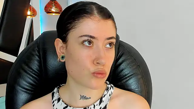 Snapshot of melody_suarez chatting on December 10, 8:16 pm melody suarez online show from December 10, 8:16 pm