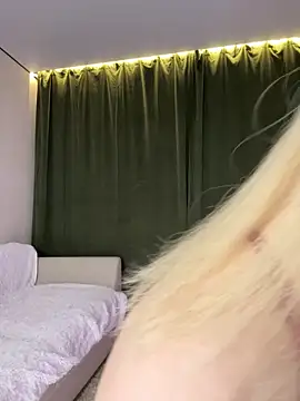 LoveLuna  online show from February 5, 8:02 pm