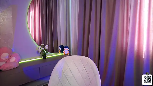 EvelyynLopez online show from March 8, 8:00 am