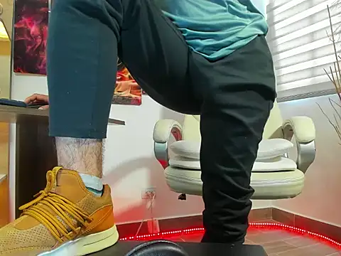 Snapshot of alessandro_wye chatting on February 23, 5:50 pm alessandro wye online show from February 23, 5:50 pm