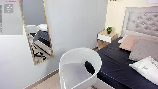 Snapshot of escarleth__ chatting on February 14, 1:19 pm escarleth online show from February 14, 1:19 pm