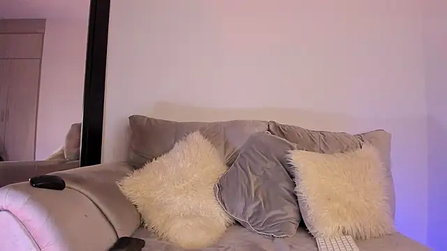 alanajonhsonm online show from September 18, 6:37 am