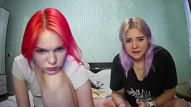 Snapshot of ChrisGirls chatting on December 7, 12:35 pm ChrisGirls online show from December 7, 12:35 pm