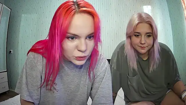 Snapshot of ChrisGirls chatting on December 17, 12:43 pm ChrisGirls online show from December 17, 12:43 pm