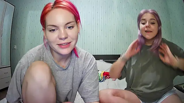 Snapshot of ChrisGirls chatting on December 18, 2:17 pm ChrisGirls online show from December 18, 2:17 pm