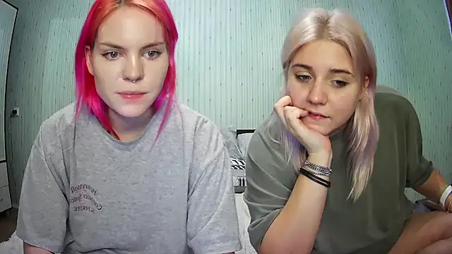 Snapshot of ChrisGirls chatting on December 22, 1:22 pm ChrisGirls online show from December 22, 1:22 pm