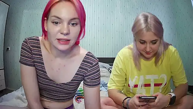 Snapshot of ChrisGirls chatting on December 24, 12:44 pm ChrisGirls online show from December 24, 12:44 pm