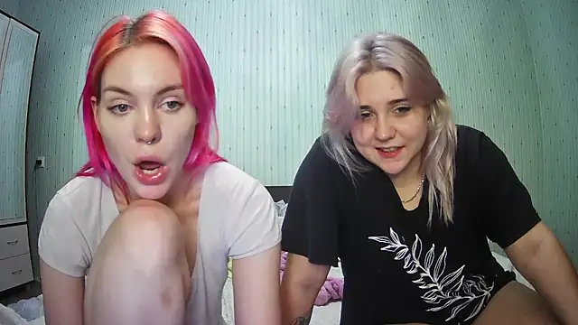 Snapshot of ChrisGirls chatting on December 29, 4:51 pm ChrisGirls online show from December 29, 4:51 pm
