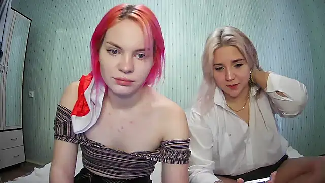 Snapshot of ChrisGirls chatting on December 31, 9:21 am ChrisGirls online show from December 31, 9:21 am
