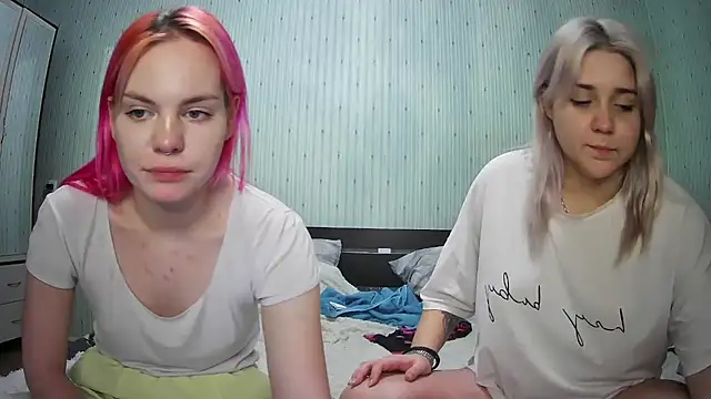 Snapshot of ChrisGirls chatting on January 4, 2:14 pm ChrisGirls online show from January 4, 2:14 pm