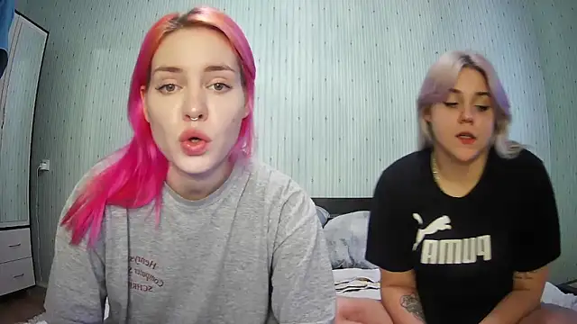 Snapshot of ChrisGirls chatting on January 7, 10:11 am ChrisGirls online show from January 7, 10:11 am