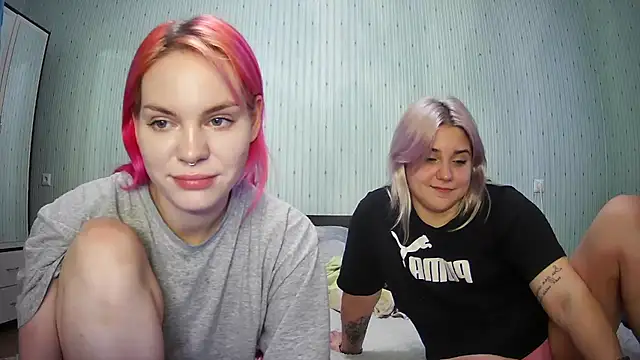 Snapshot of ChrisGirls chatting on January 7, 1:14 pm ChrisGirls online show from January 7, 1:14 pm