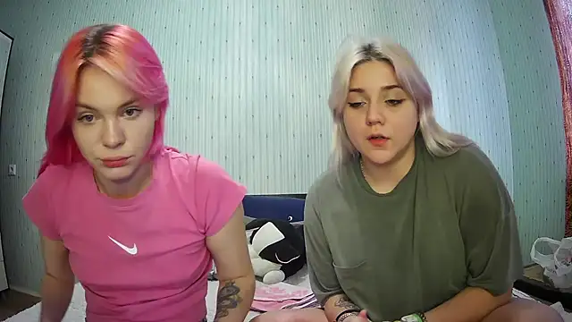 Snapshot of ChrisGirls chatting on January 12, 11:07 am ChrisGirls online show from January 12, 11:07 am