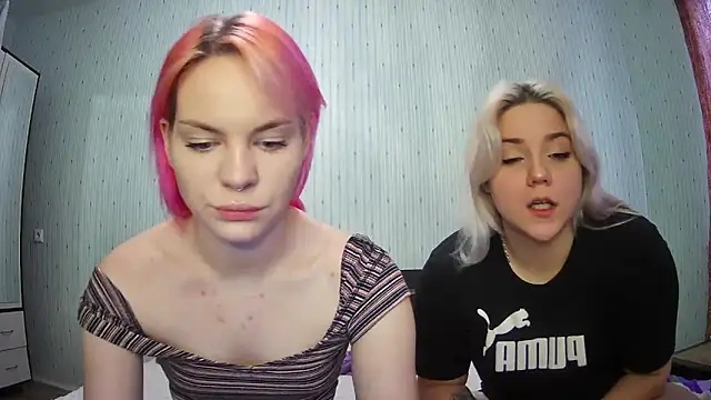 Snapshot of ChrisGirls chatting on January 15, 11:43 am ChrisGirls online show from January 15, 11:43 am