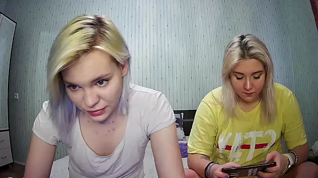 Snapshot of ChrisGirls chatting on January 18, 9:02 am ChrisGirls online show from January 18, 9:02 am