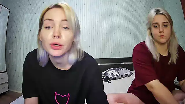 Snapshot of ChrisGirls chatting on January 21, 3:43 pm ChrisGirls online show from January 21, 3:43 pm