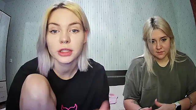 Snapshot of ChrisGirls chatting on January 22, 3:18 pm ChrisGirls online show from January 22, 3:18 pm