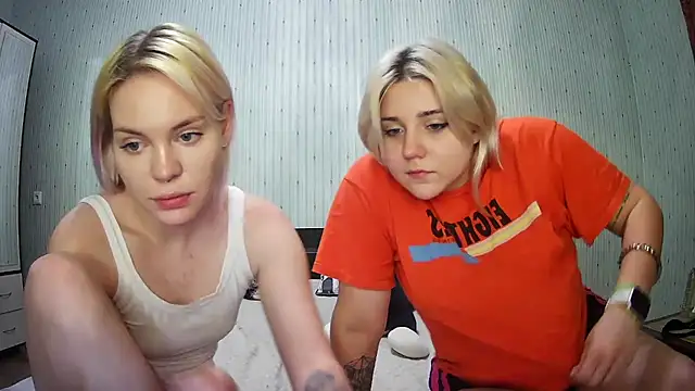 Snapshot of ChrisGirls chatting on January 26, 2:41 pm ChrisGirls online show from January 26, 2:41 pm