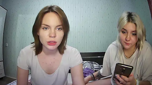 Snapshot of ChrisGirls chatting on February 2, 2:02 pm ChrisGirls online show from February 2, 2:02 pm