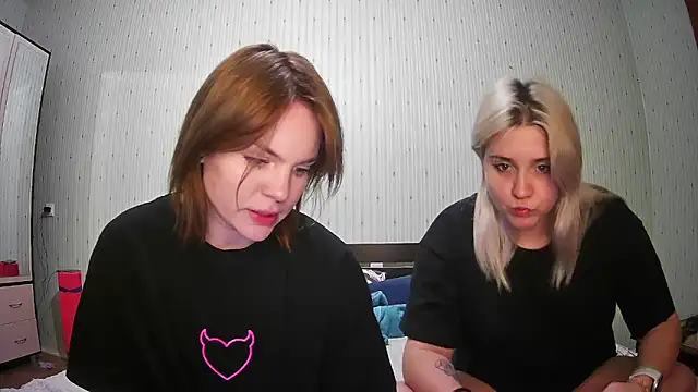 Snapshot of ChrisGirls chatting on February 6, 5:09 pm ChrisGirls online show from February 6, 5:09 pm
