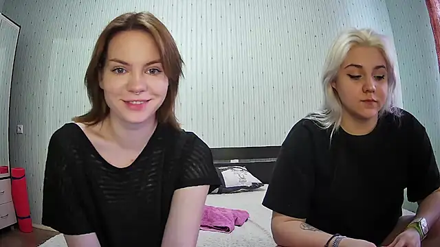 Snapshot of ChrisGirls chatting on February 18, 10:27 am ChrisGirls online show from February 18, 10:27 am