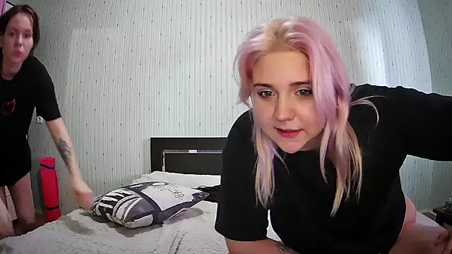 Snapshot of ChrisGirls chatting on February 19, 1:39 pm ChrisGirls online show from February 19, 1:39 pm