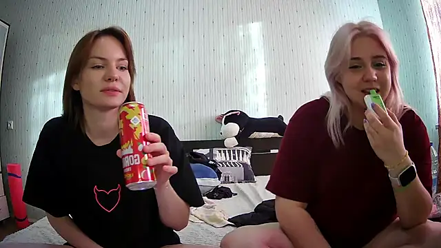 Snapshot of ChrisGirls chatting on February 20, 2:13 pm ChrisGirls online show from February 20, 2:13 pm