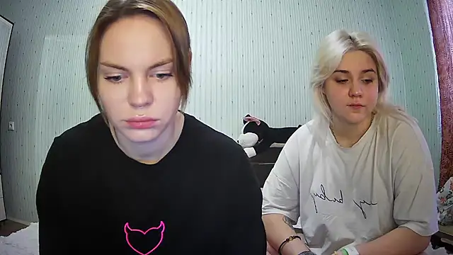 Snapshot of ChrisGirls chatting on March 4, 10:57 am ChrisGirls online show from March 4, 10:57 am
