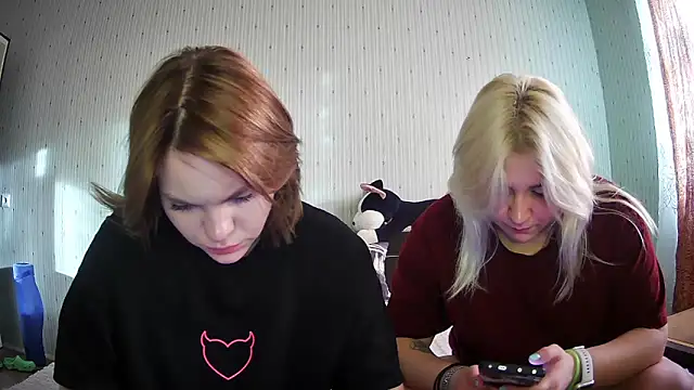 Snapshot of ChrisGirls chatting on March 6, 2:29 pm ChrisGirls online show from March 6, 2:29 pm