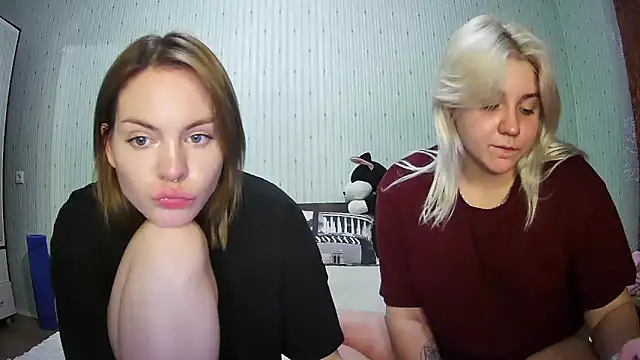Snapshot of ChrisGirls chatting on March 6, 5:33 pm ChrisGirls online show from March 6, 5:33 pm