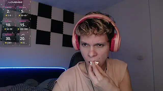 Snapshot of bryamado69 chatting on October 15, 3:50 am bryamado69 online show from October 15, 3:50 am