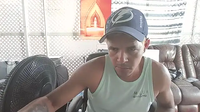 Snapshot of cubano1082 chatting on July 2, 12:33 pm cubano1082 online show from July 2, 12:33 pm