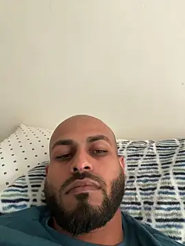 Snapshot of islandvybee55 chatting on February 15, 10:10 pm islandvybee55 online show from February 15, 10:10 pm