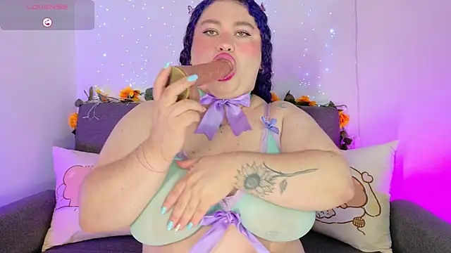 lunitaa0 online show from May 13, 12:24 pm