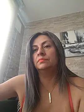 Latiinvenushot online show from May 19, 3:40 pm