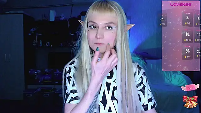 Snapshot of mischellemeow13 chatting on January 8, 12:35 am mischellemeow13 online show from January 8, 12:35 am