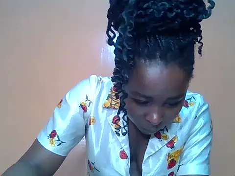 Snapshot of Moonfades chatting on November 2, 8:06 am Moonfades online show from November 2, 8:06 am