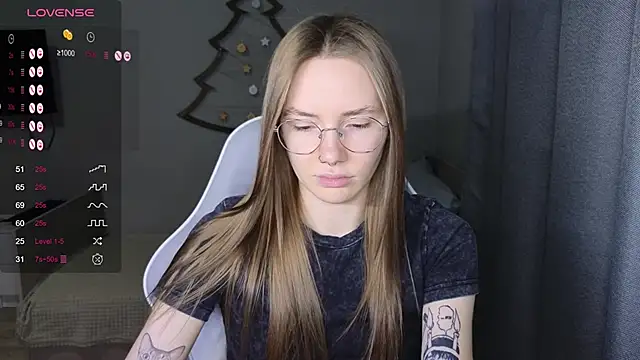 Snapshot of littlevildevil chatting on January 13, 10:42 am littlevildevil online show from January 13, 10:42 am