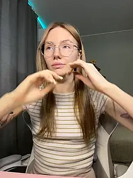 Snapshot of littlevildevil chatting on February 2, 9:41 am littlevildevil online show from February 2, 9:41 am