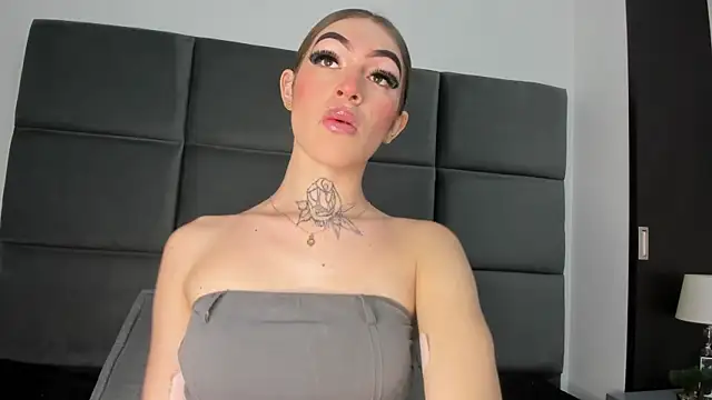 Snapshot of Lizz_Luna chatting on November 15, 4:03 pm Lizz Luna online show from November 15, 4:03 pm