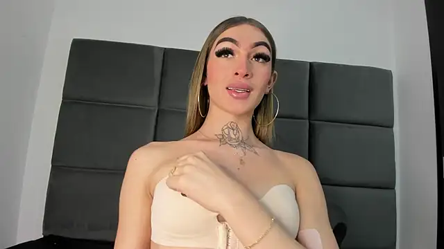 Snapshot of Lizz_Luna chatting on November 28, 5:59 pm Lizz Luna online show from November 28, 5:59 pm