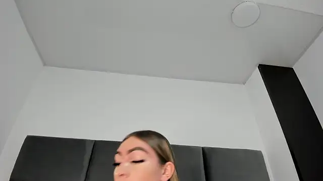Snapshot of Lizz_Luna chatting on November 29, 6:44 pm Lizz Luna online show from November 29, 6:44 pm