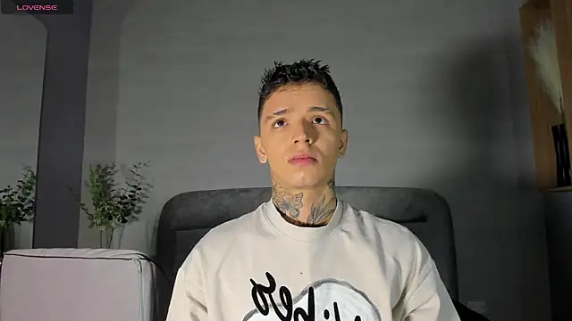 Snapshot of Ian_Castillo_ chatting on May 14, 11:06 am Ian Castillo online show from May 14, 11:06 am