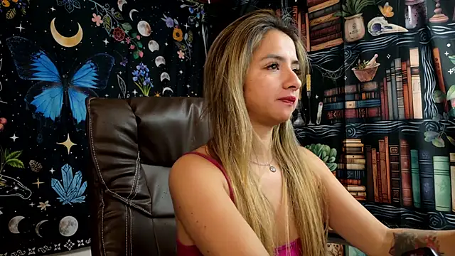 Snapshot of julietta___jackson chatting on December 17, 12:56 am julietta jackson online show from December 17, 12:56 am