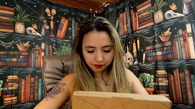 Snapshot of julietta___jackson chatting on January 17, 8:11 pm julietta jackson online show from January 17, 8:11 pm