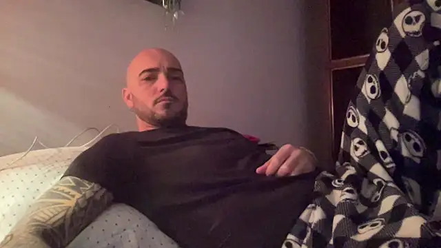 Snapshot of alessandromori91 chatting on December 17, 8:26 pm alessandromori91 online show from December 17, 8:26 pm