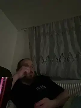 Snapshot of FROL83 chatting on April 3, 8:29 pm FROL83 online show from April 3, 8:29 pm